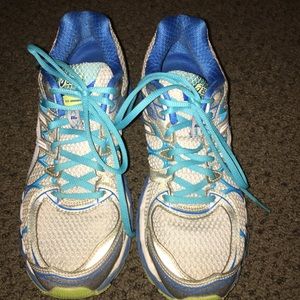 Size 8.5 Asics Cumulus, very light wear